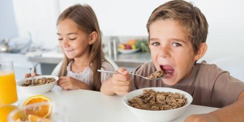 children eating cereal