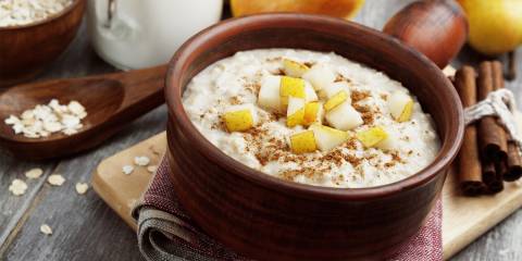 Oatmeal with pear and cinnamon