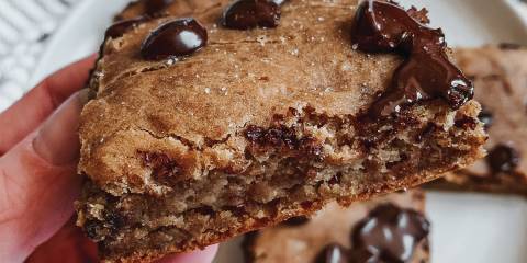 a delicious banana-bread blondie with salted chocolate