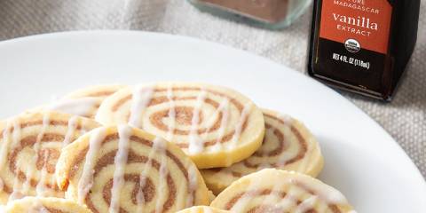 a plate of cookies that look like cinnamon rolls