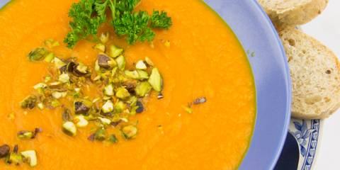 Carrot soup with pistachios and bread