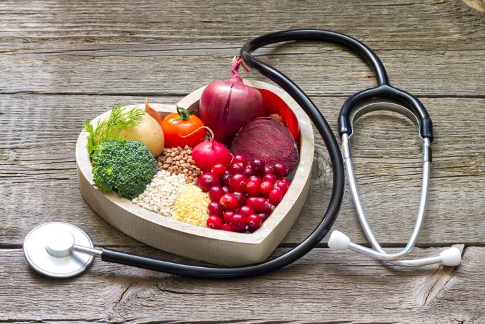 a heart-shaped plate of cholesterol-fighting foods