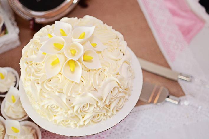 a beuatifully decorated white cake