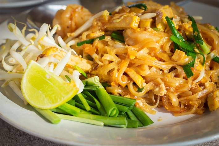 A plate of traditional vegetarian Pad Thai