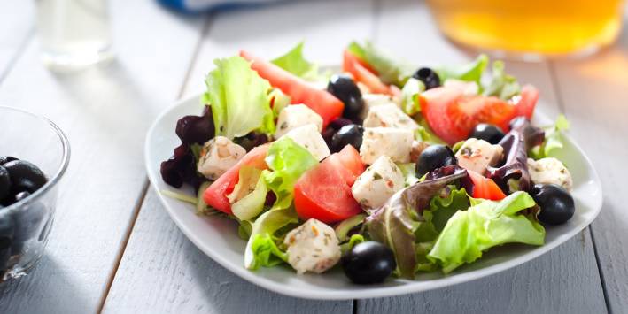Mediterranean salad, with foods of a mediterranean diet, helpful to those with asthma