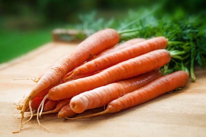 a pile of fresh carrots