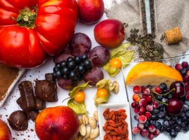 Foods containing polyphenols.