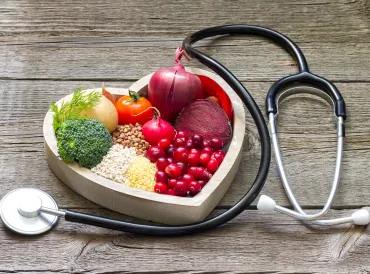 a heart-shaped plate of cholesterol-fighting foods