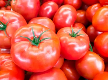 a pile of red tomatoes