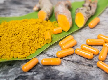 turmuric root, curcumin powder, and gel capsules