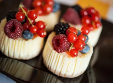 Little cheese cake with fruit