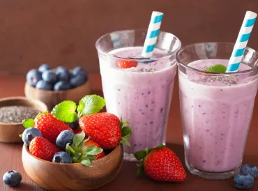 smootheis with, strawberries, blueberries, and superfoods