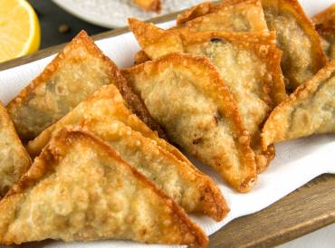 a plate of freshly fried samosa